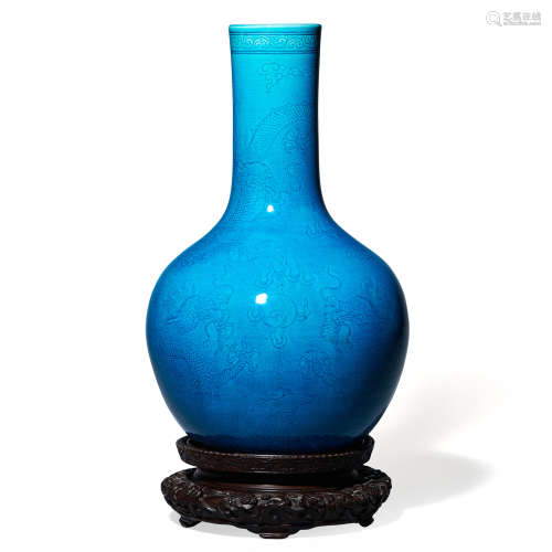 18世纪 孔雀蓝釉暗刻龙纹天球瓶