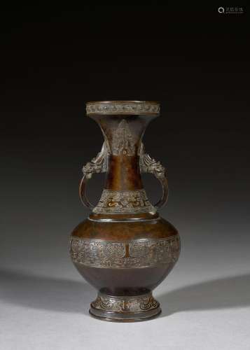 VASE EN BRONZE, Chine, dynastie Qing, XIXe siècle