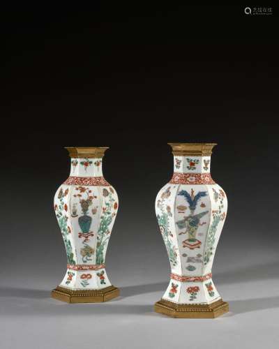 PAIRE DE VASES EN PORCELAINE FAMILLE VERTE, Chine, dynastie ...