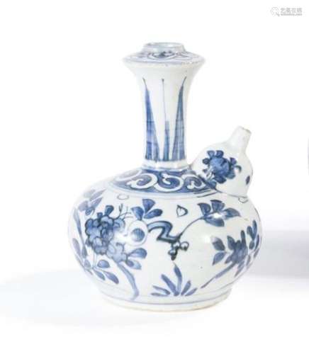 Kendi en porcelaine blanc bleu à décor végétal.... - Lot 6 -...