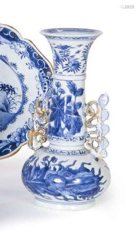Vase en porcelaine émaillée bleu blanc dans... - Lot 9 - Lyn...