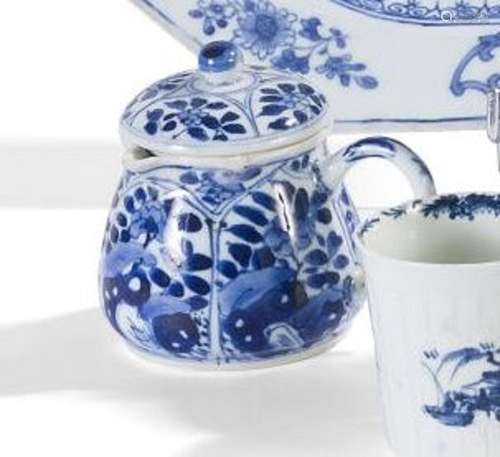 Pot à lait en porcelaine blanc bleu à décor... - Lot 12 - Ly...