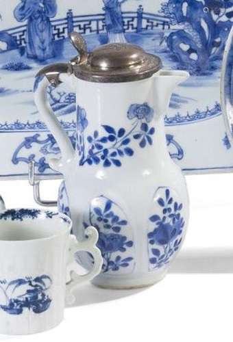 Pot à lait en porcelaine blanc bleu à décor... - Lot 13 - Ly...
