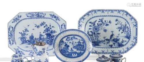 Deux plats en porcelaine à décor en bleu... - Lot 17 - Lynda...
