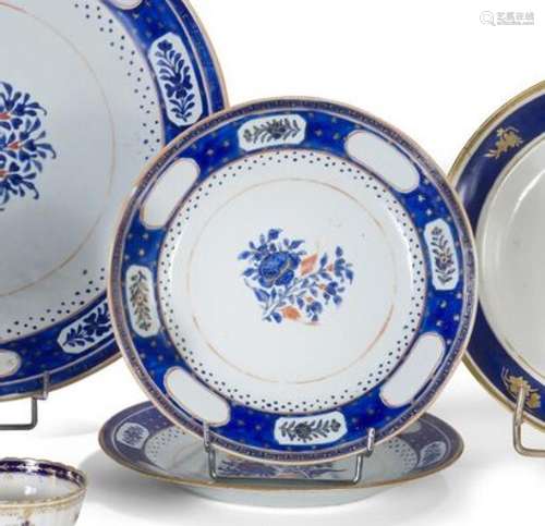 Paire d'assiettes en porcelaine émaillée... - Lot 24 - Lynda...