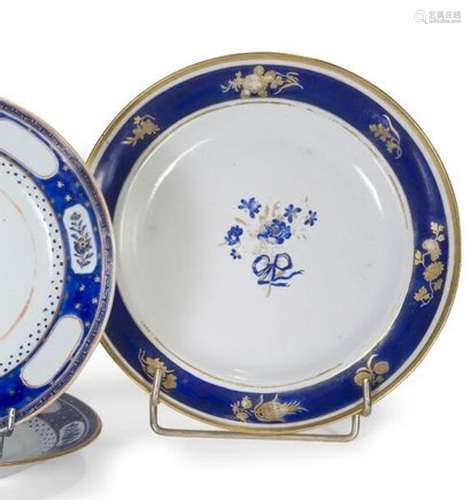 Assiette en porcelaine émaillée blanc bleu... - Lot 26 - Lyn...