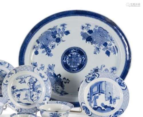 Grand plat ovale en porcelaine émaillée bleu... - Lot 31 - L...