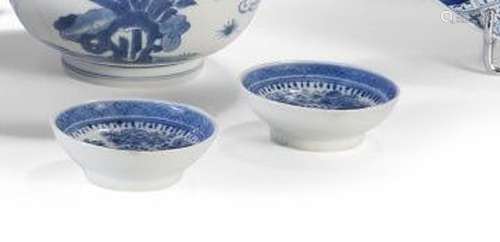 Paire de coupelles en porcelaine émaillée... - Lot 32 - Lynd...