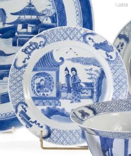 Assiette en porcelaine émaillée blanc bleu... - Lot 39 - Lyn...