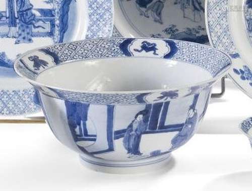 Bol en porcelaine émaillée blanc bleu, des... - Lot 40 - Lyn...