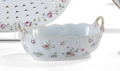 Panier en porcelaine et émaux de la famille... - Lot 45 - Ly...