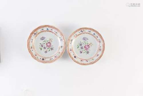 Paire de petites assiettes en porcelaine... - Lot 48 - Lynda...