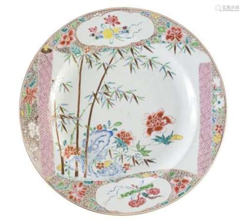 Très beau plat en porcelaine et émaux polychromes... - Lot 5...