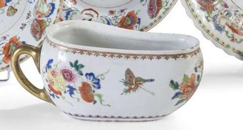 Bourdaloue en porcelaine et émaux polychromes... - Lot 58 - ...