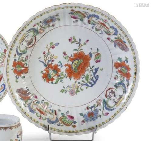 Grande assiette en porcelaine et émaux polychromes... - Lot ...