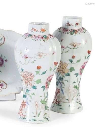 Deux vases balustres polylobés en porcelaine... - Lot 62 - L...