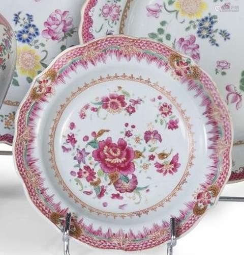 Petite assiette en porcelaine et émaux polychromes... - Lot ...