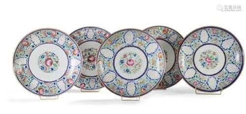 Cinq grandes assiettes en porcelaine et émaux... - Lot 69 - ...