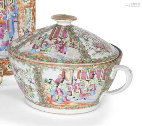 Grande soupière couverte en porcelaine et... - Lot 72 - Lynd...