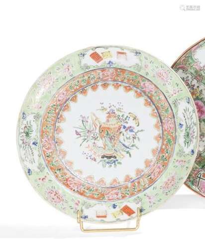 Assiette en porcelaine et émaux polychromes... - Lot 74 - Ly...