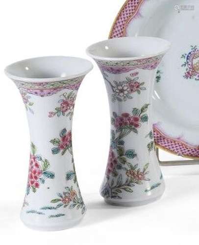 Paire de vases cornet en porcelaine et émaux... - Lot 76 - L...