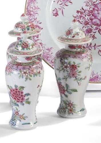 Ensemble de trois vases couverts de forme... - Lot 79 - Lynd...