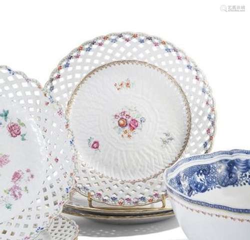 Ensemble de trois assiettes en porcelaine... - Lot 80 - Lynd...