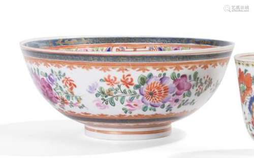 Grand bol en porcelaine et émaux polychromes... - Lot 82 - L...