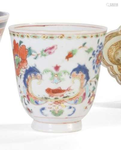 Coupe en porcelaine et émaux polychromes... - Lot 83 - Lynda...