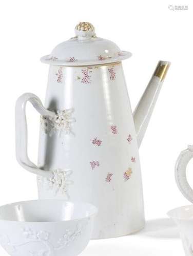 Cafetière en porcelaine émaillée d'un décor... - Lot 90 - Ly...