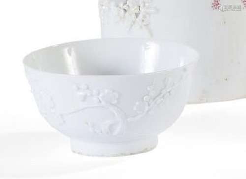 Coupe en porcelaine émaillée blanc à décor... - Lot 91 - Lyn...