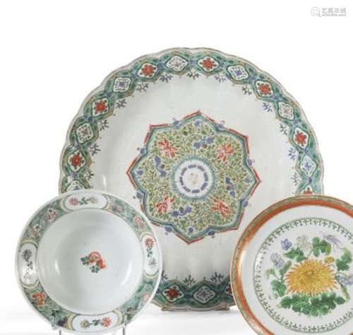 Plat en porcelaine et émaux polychromes de... - Lot 94 - Lyn...