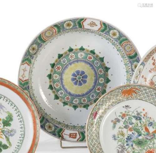 Assiette creuse en porcelaine et émaux polychromes... - Lot ...