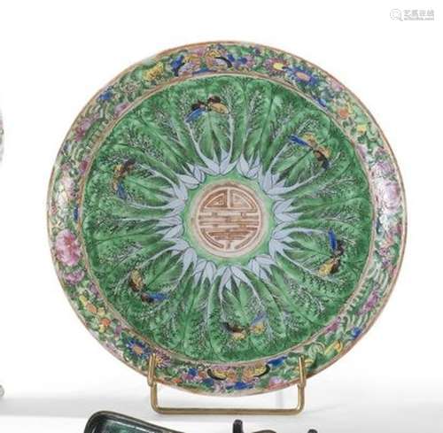 Assiette en porcelaine et émaux polychromes... - Lot 98 - Ly...