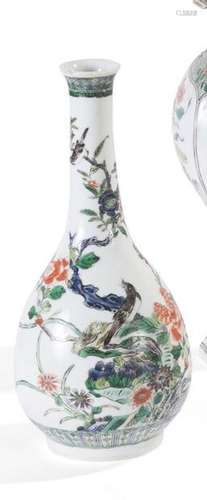 Vase à long col en porcelaine et émaux polychromes... - Lot ...