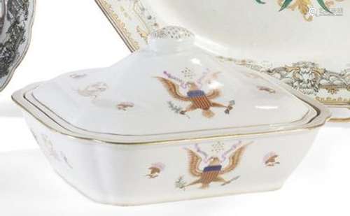 Terrine couverte en porcelaine à décor sur... - Lot 114 - Ly...