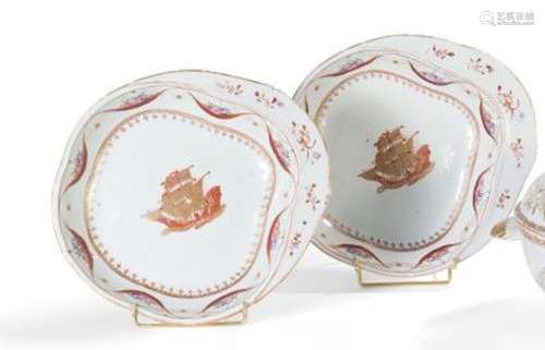 Paire d'assiettes de forme losangé en porcelaine... - Lot 11...