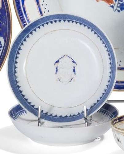 Paire d'assiettes en porcelaine émaillée... - Lot 116 - Lynd...