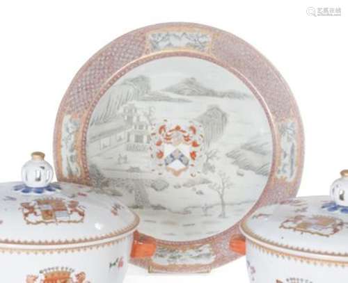 Grand plat en porcelaine à décor émaillé... - Lot 119 - Lynd...