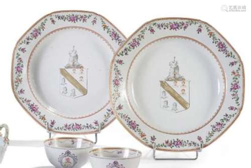 Paire d'assiettes creuses en porcelaine et... - Lot 127 - Ly...