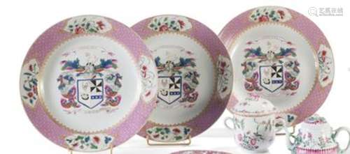 Trois plats en porcelaine émaillée à décor... - Lot 129 - Ly...