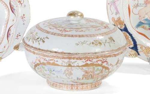 Soupière en porcelaine à décor en médaillon... - Lot 133 - L...