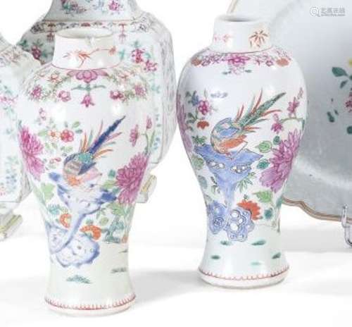 Paire de vases balustres en porcelaine à... - Lot 144 - Lynd...