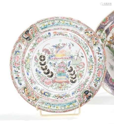 Assiette en porcelaine et émaux polychromes... - Lot 154 - L...