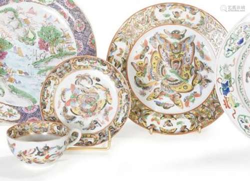 Petite ensemble de trois pièces en porcelaine... - Lot 155 -...