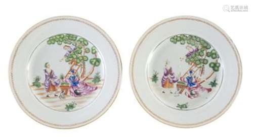 Paire d'assiettes en porcelaine et émaux... - Lot 156 - Lynd...