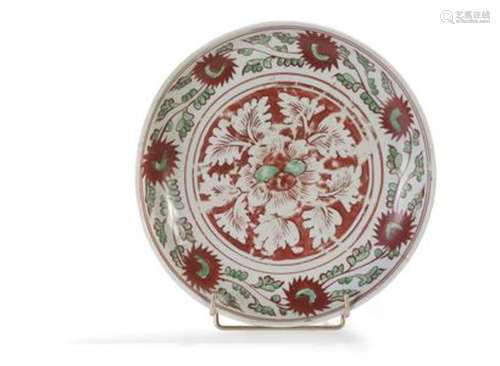 Plat en porcelaine émaillée rouge de fer... - Lot 165 - Lynd...