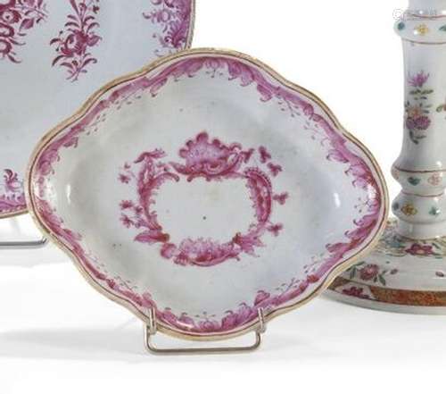 Bougeoir en porcelaine à décor de fleurs... - Lot 166 - Lynd...