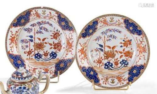 Paire d'assiettes en porcelaine Imari à décor... - Lot 167 -...