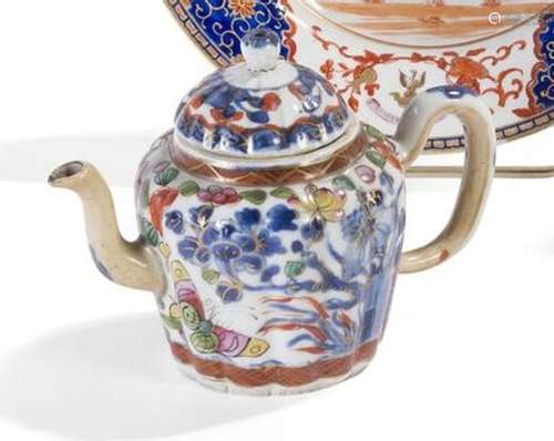 Théière en porcelaine émaillée Imari à décor... - Lot 168 - ...